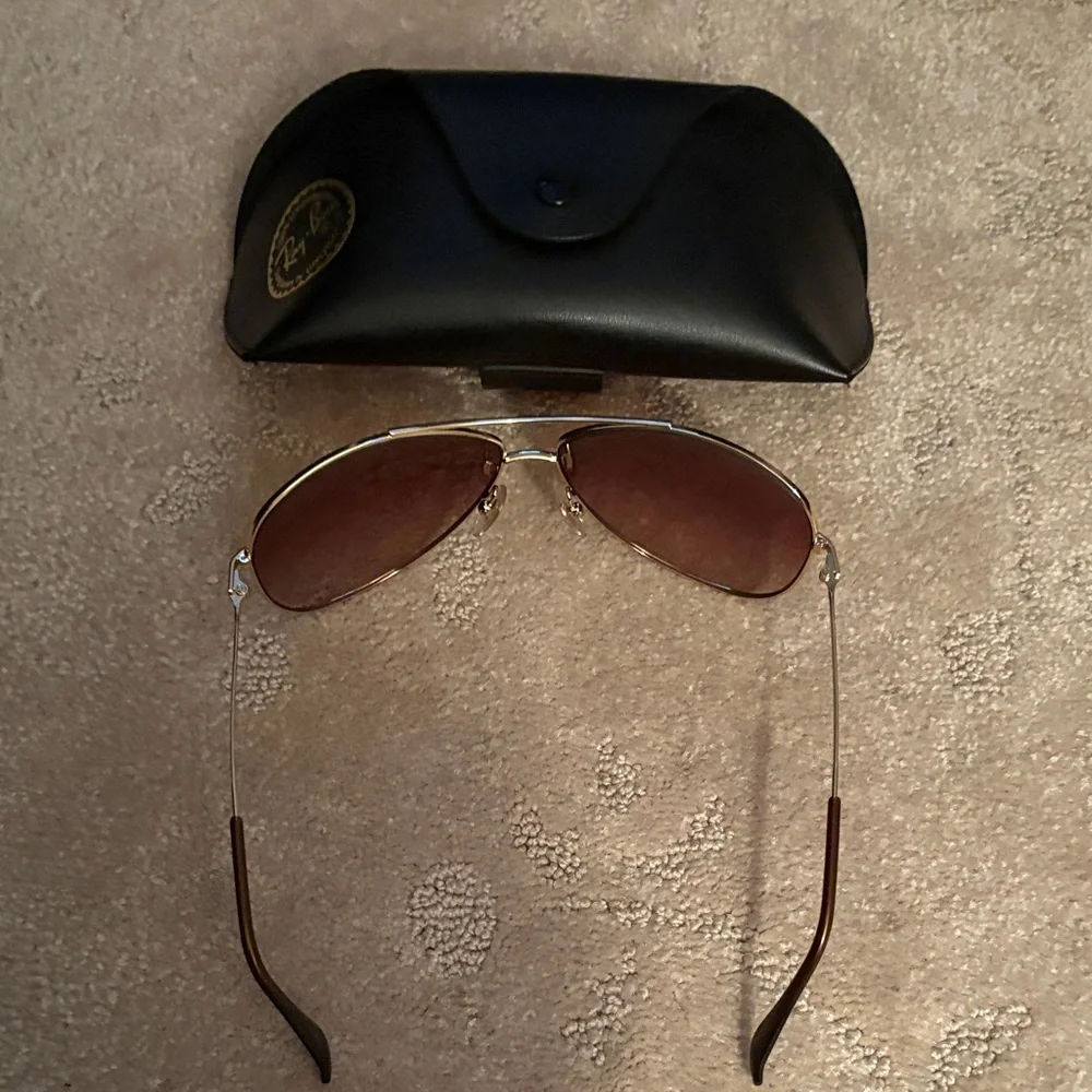 Ray-Ban Gold Frame Sunglasses with Black Case - Picture 10 of 12